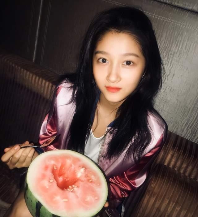 娱乐吃瓜酱拍照是真的吗,娱乐吃瓜酱拍照真实性揭秘